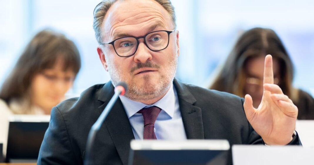 EU pressures Big Tech