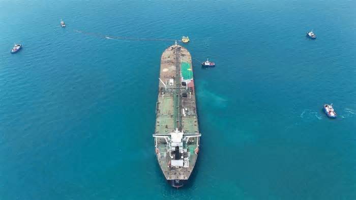 Oil prices fall as