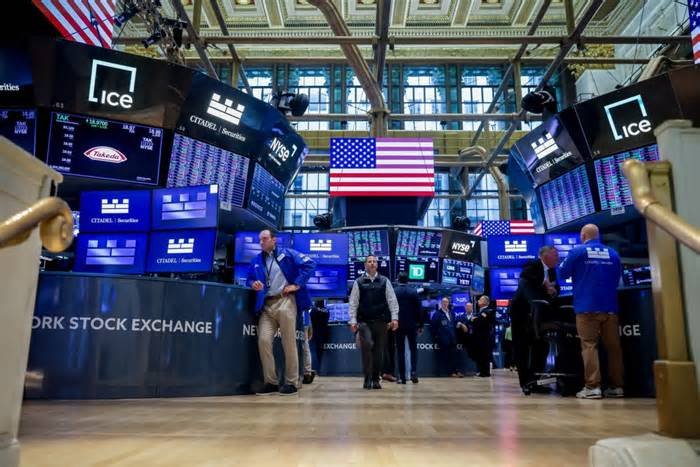 Stocks Rise to Cap