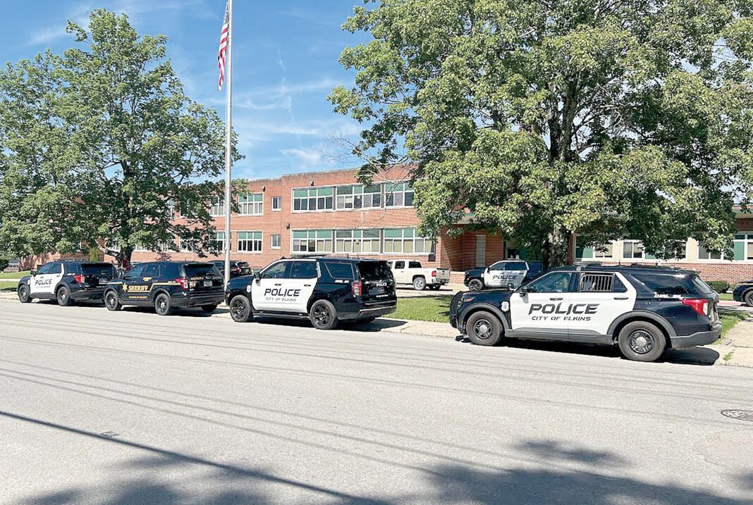 2026-10-16-india-oregon-school-shooting-4-killed Police officers respond to an emergency at a school building