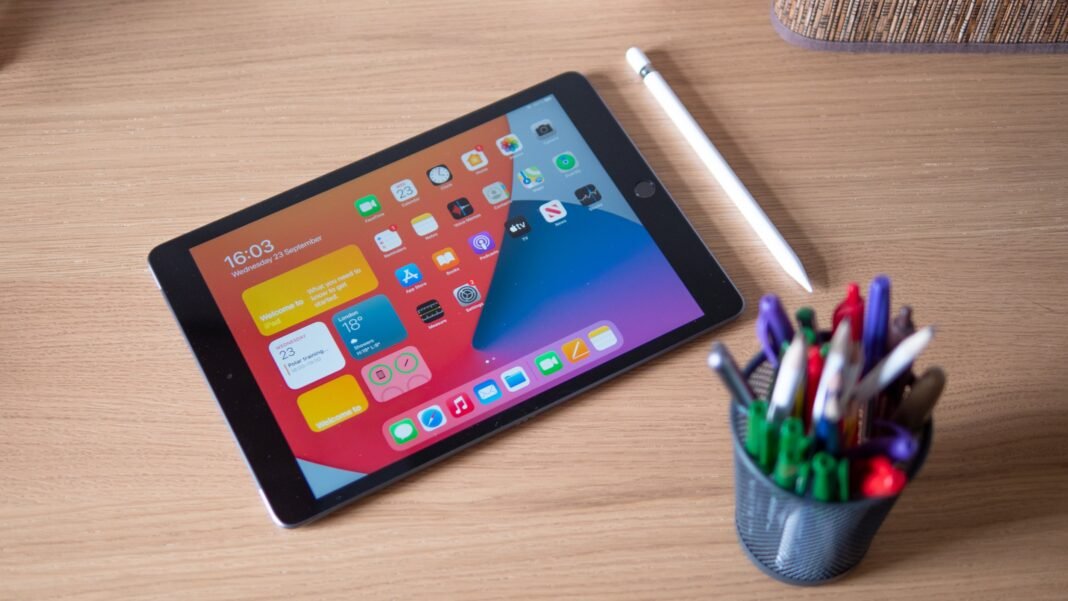 2026-10-16-usa-tech-3 iPad mini 8 concept with Smart Folio case on a desk