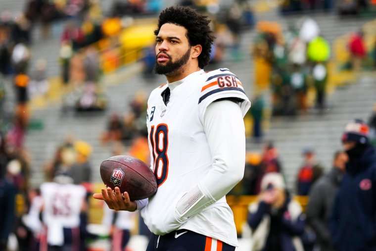caleb-williams-bears-patriots-tnf-win Caleb Williams throws a pass for the Chicago Bears