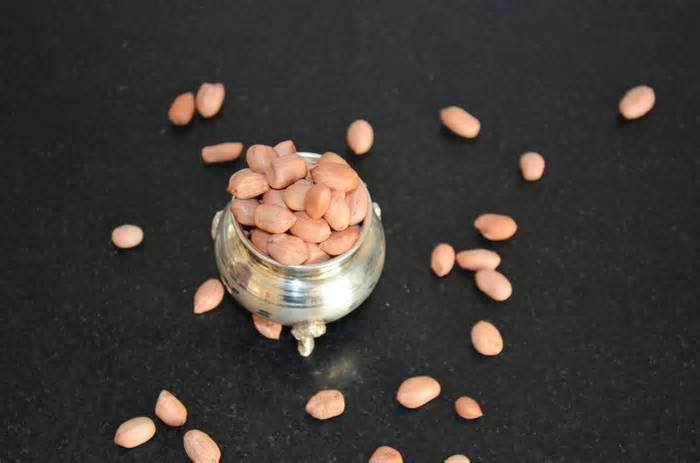 Daily peanut consumption beneficially