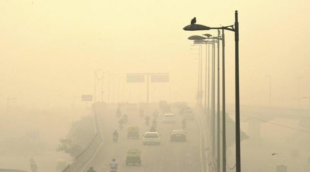 delhi-air-pollution-startup-solutions Thick smog engulfing Delhi, illustrating the air pollution crisis targeted by new startup technology solutions