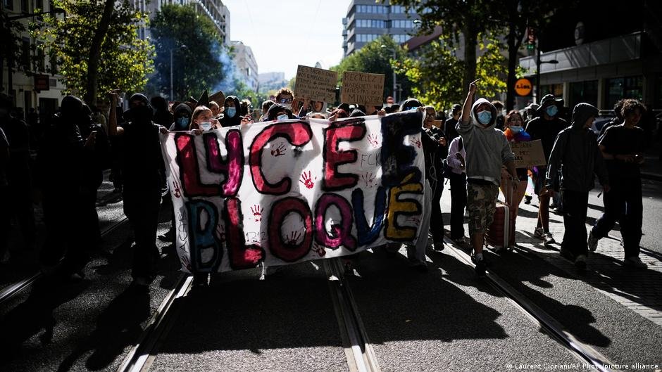 France: 400 schools closed