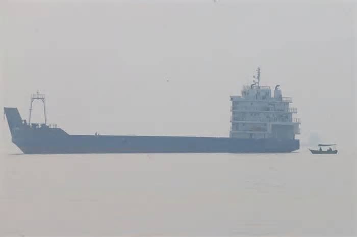 Hormuz transits at lowest