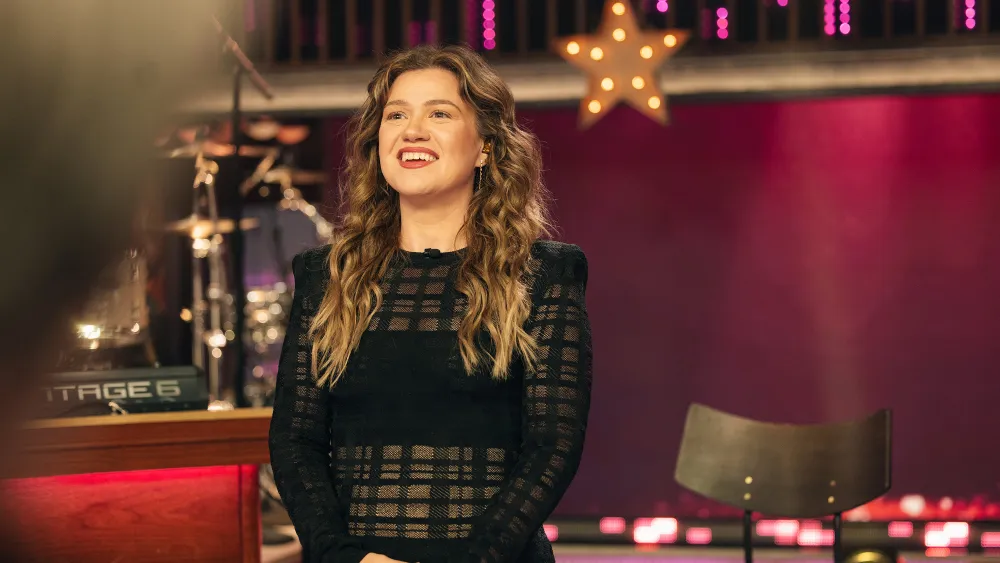 Kelly Clarkson vs. Art