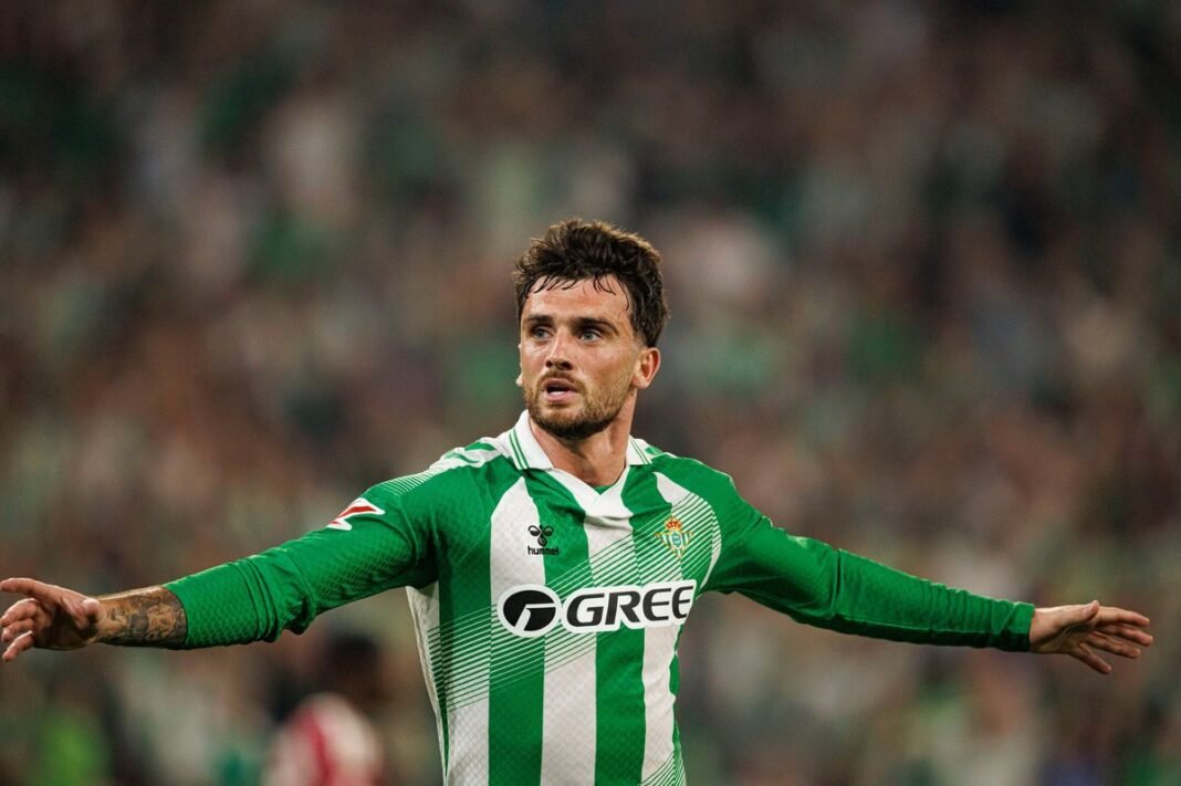 s5-troy-parrott-transfer Striker Troy Parrott in action for Real Betis amid reported Manchester United transfer interest.