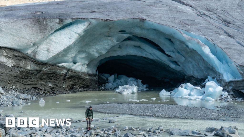 Swiss glaciers suffer 'disastrous'