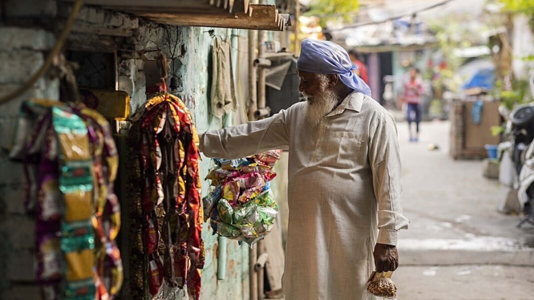 top-02 Poverty in India falls to 2.6 percent, World Bank says