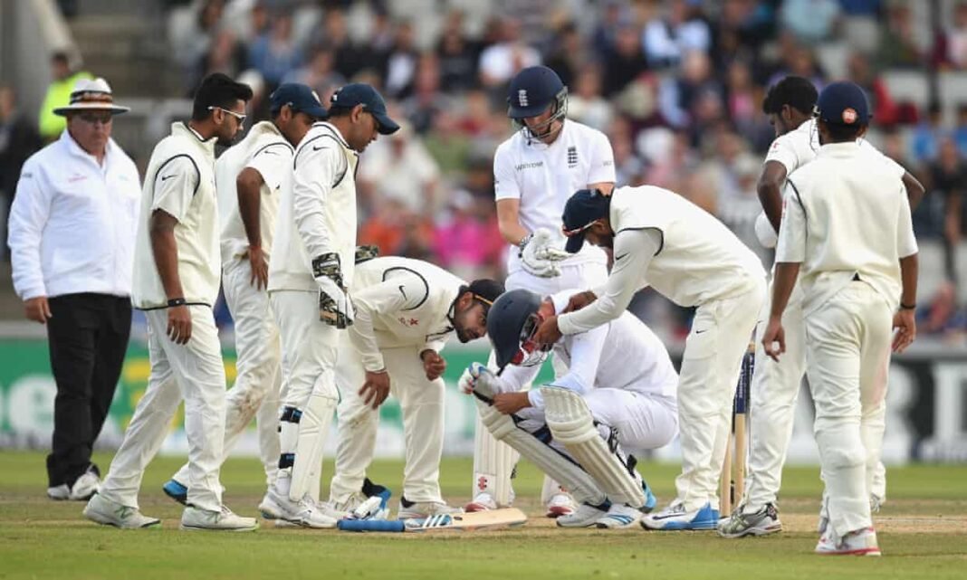 wp_22 cricket wicketkeeper gloves, Indian cricket team huddle, T20 cricket stadium, cricket batsman injured